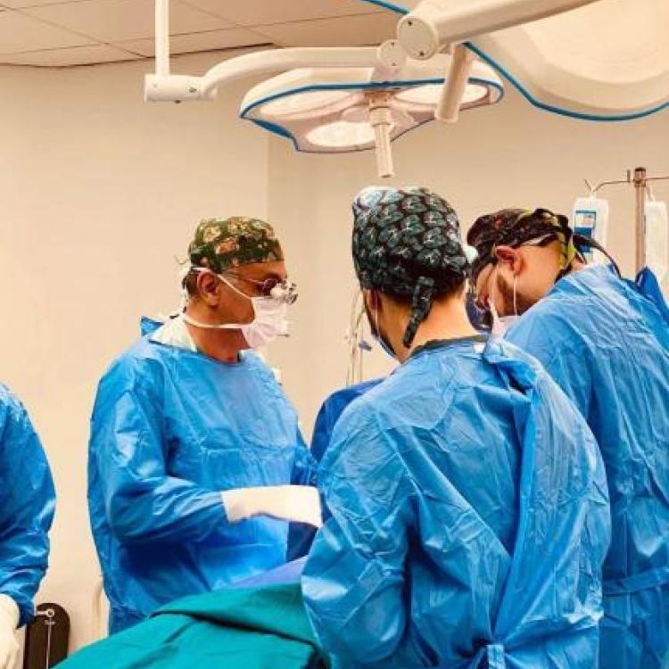 A medical team from the Department of Cardiothoracic Surgery at Assiut University performed the first open-heart surgeries at Manfalout Central Hospital as part of the coordination between Assiut University hospitals and the Ministry of Health.