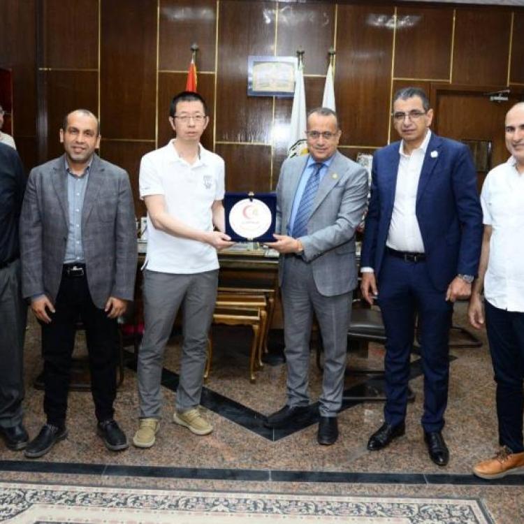 The Dean of the Faculty of Medicine at Assiut University received the Chinese expert, Zhijiang Zhou, on the sidelines of his visit to the Trauma Hospital to perform a number of lymphatic vessel surgeries, which are being performed for the first time in Egypt.