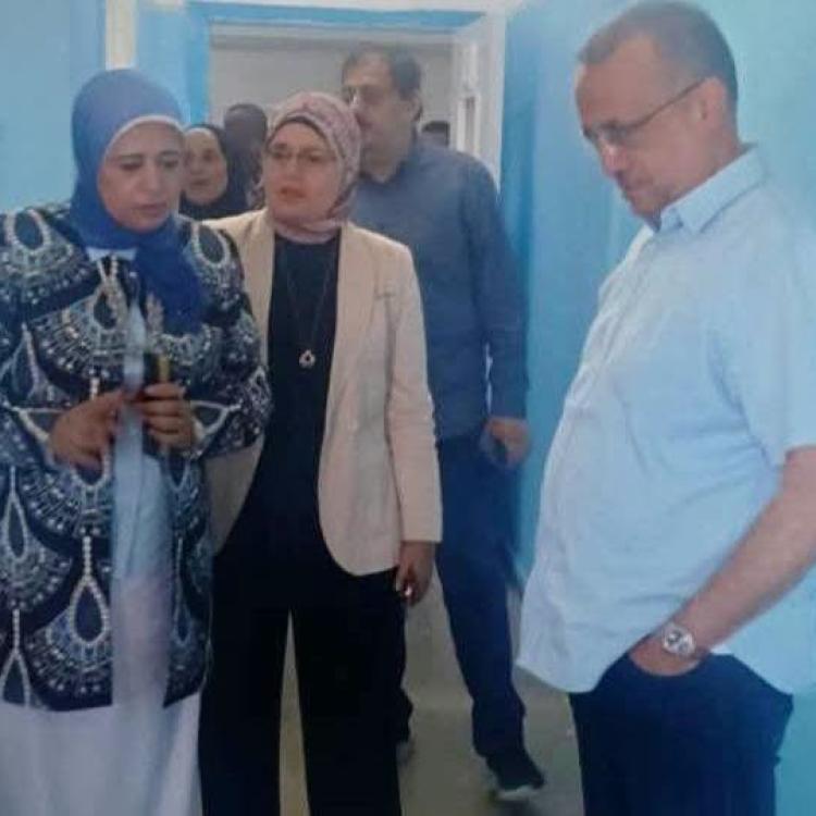 In preparation for their opening... the Dean of the Faculty of Medicine at Assiut University and Chairman of the Board of Directors of Assiut University Hospitals inspects a number of medical units at the main hospital.