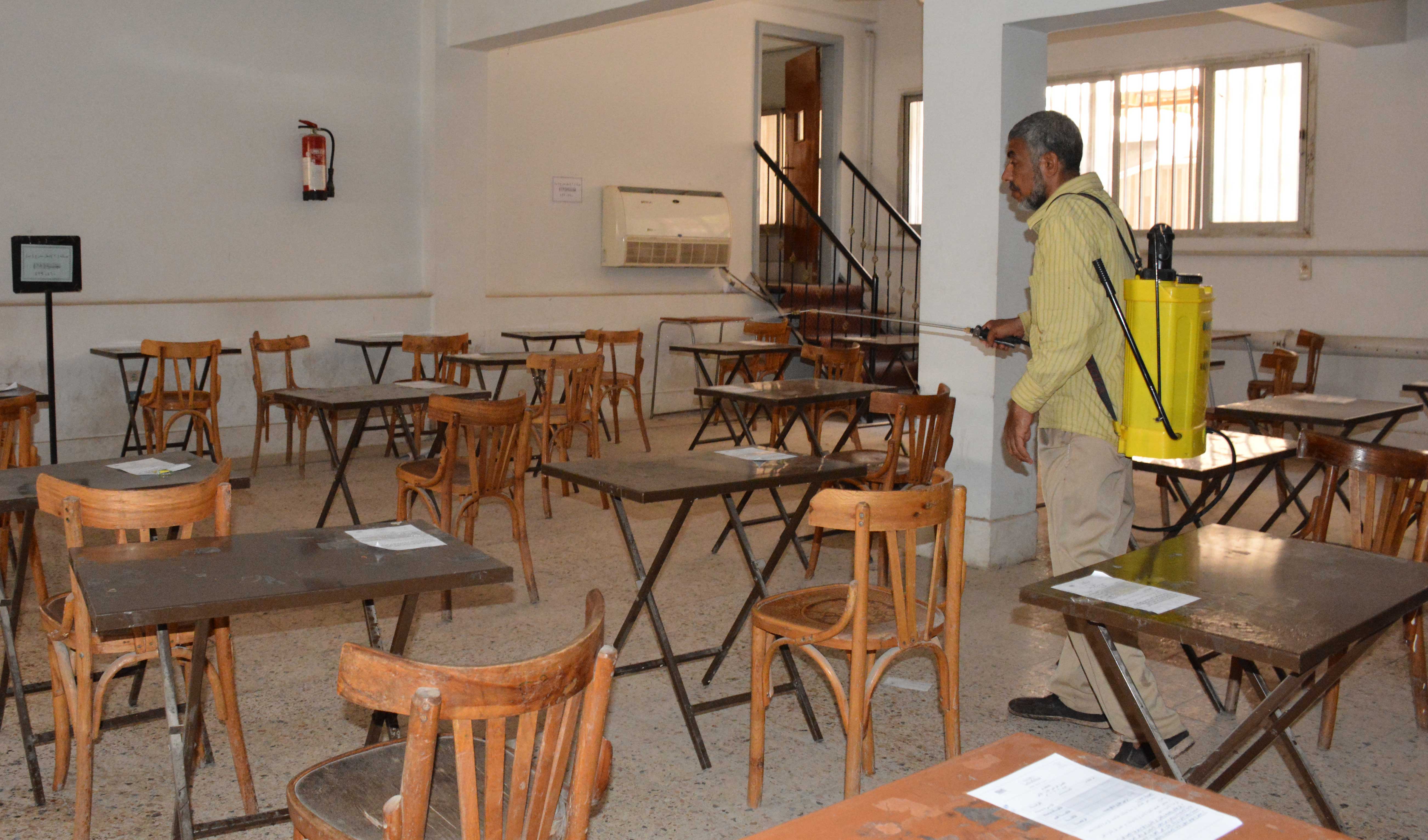 كلية الصيدلة  جامعة أسيوط تواصل عملية تطهير وتعقيم  جميع مقار لجان الإمتحانات4